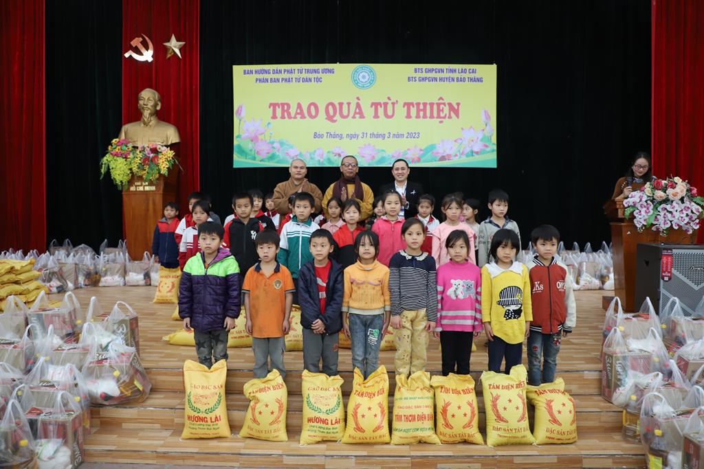 Lào Cai: Ban Hướng dẫn Phật tử TW, Phân ban dân tộc TW phía Bắc trao tặng quà từ thiện