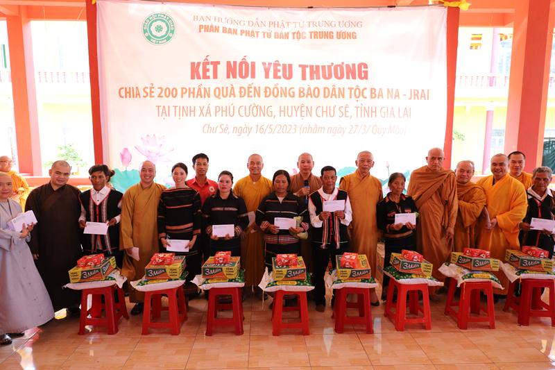 Gia Lai: Đoàn PB PTDT TƯ trao tặng 200 phần quà kết nối yêu thương cho đồng bào dân tộc