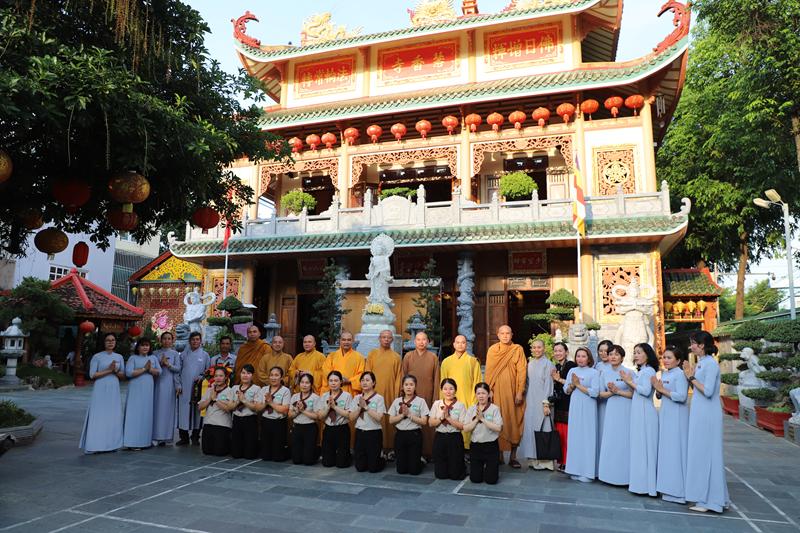 Kom Tun: Phái đoàn Phân ban Phật tử dân tộc TƯ thăm trụ sở văn phòng phía Nam