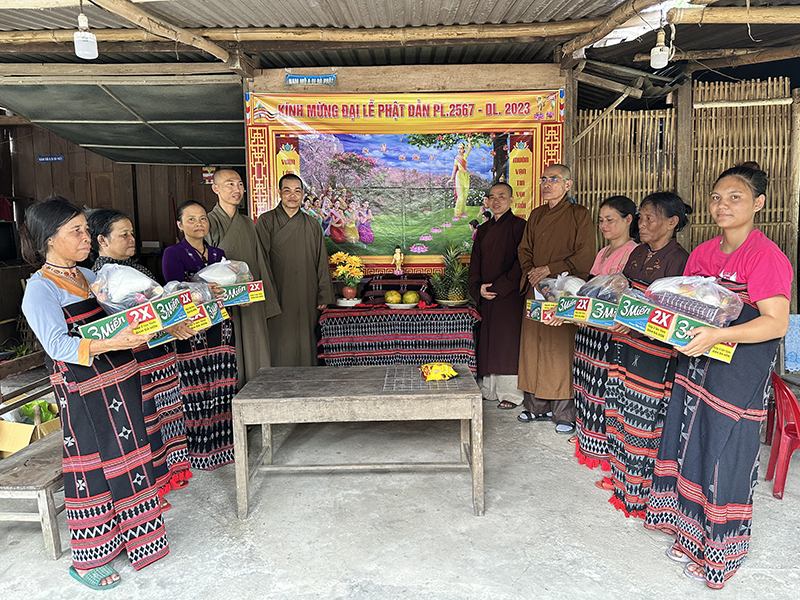 Quảng Nam: Phân ban PTDT thăm, tặng quà cho đồng bào dân tộc vùng cao