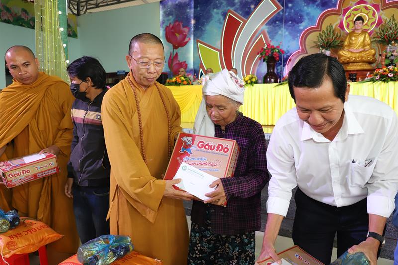 Bình Thuận: Phân ban Phật tử dân tộc T.Ư trao 200 phần quà đến bà con dân tộc tại địa phương