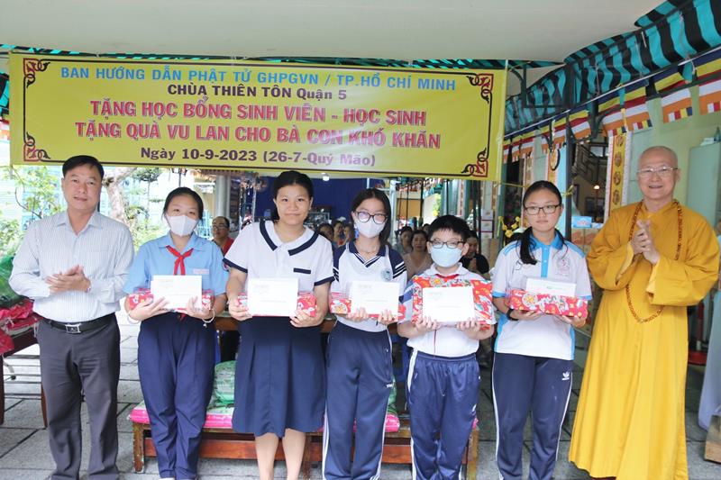 TP.HCM: Chùa Thiên Tôn tặng học bổng sinh viên - học sinh và tặng quà Vu Lan cho bà con khó khăn