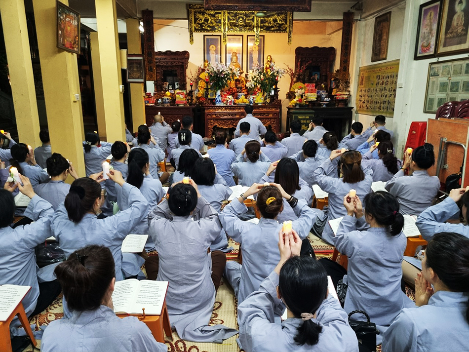 Hà Nội: Câu lạc bộ TTN Phật tử chùa Quán Sứ tụng kinh cầu nguyện   cho các nạn nhân trong vụ cháy chung cư mini