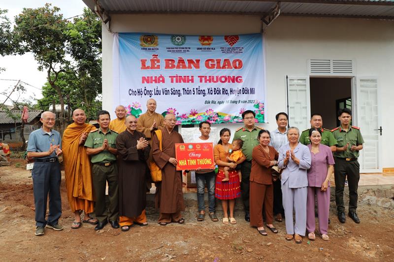 Đắk Nông: Lễ bàn giao nhà tình thương cho Ông Lầu Văn Sàng thôn Năm Tầng - xã ĐắkRla - huyện Đắk Mil