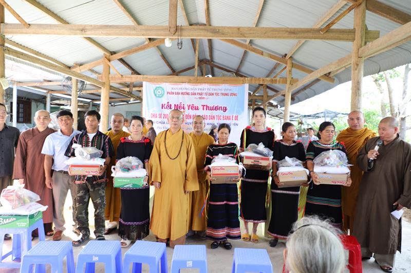 Phú Yên: Phân ban Phật tử Dân tộc T.Ư trao 200 phần quà đến đồng bào