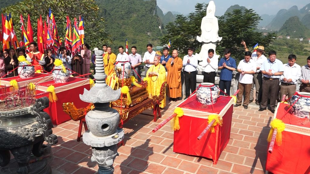 Cao Bằng: Lễ dâng hương và rước “nước thiêng” thác Bản Giốc lên chùa Phật Tích Trúc Lâm