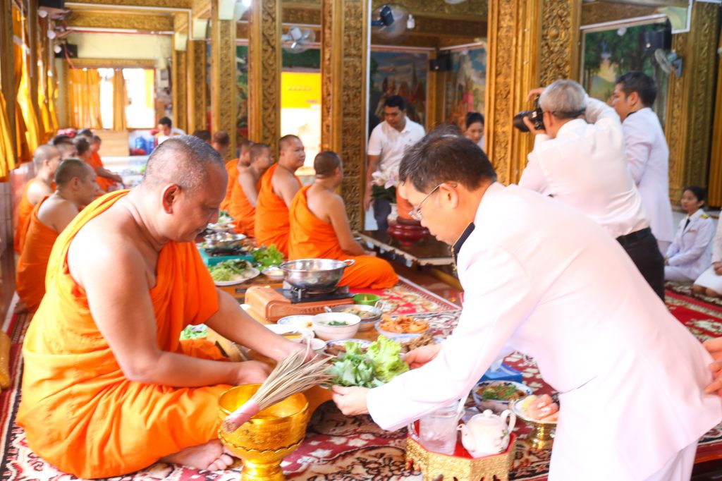 TP.HCM: Tổng lãnh sự quán Thái Lan cúng dường trai tăng tại chùa Candaransi