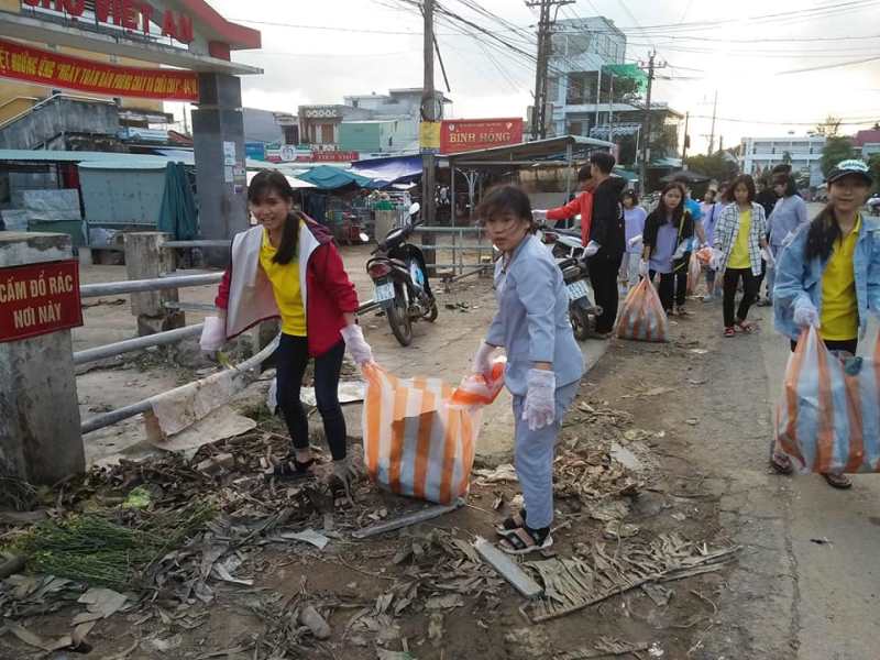 Quảng Nam: Thanh thiếu niên Phật tử miền núi ra quân quét dọn rác làm sạch môi trường