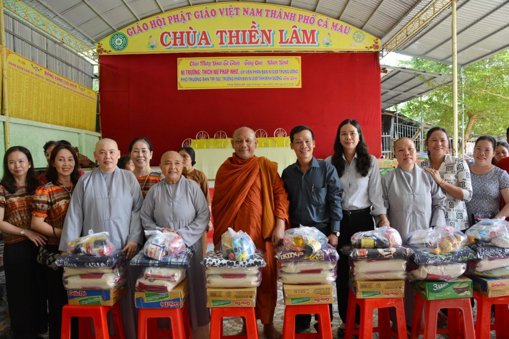 Cà Mau: Chùa Thiền Lâm tặng quà và khám bệnh, phát thuốc cho người nghèo