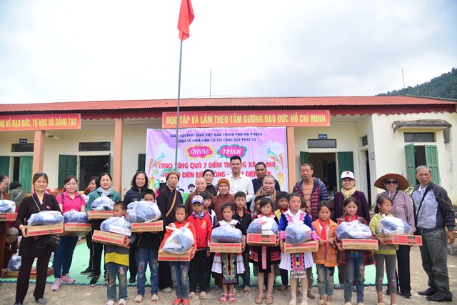 Điện Biên: Đoàn từ thiện chùa Vẽ trao Nhà tình nghĩa và tặng quà cho học sinh dân tộc thiểu số