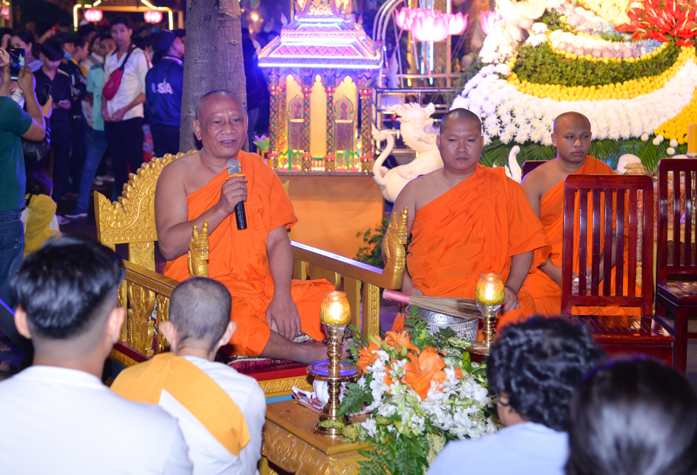 TP.HCM: Đồng bào Khmer đón lễ Ok Om Bok tại chùa Candaransi