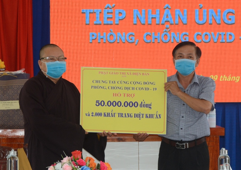 Quảng Nam: Phật giáo thị xã Điện Bàn trao 50 triệu và 2.000 khẩu trang chống Covid-19