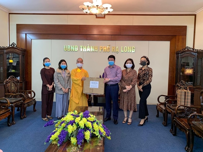 Quảng Ninh: Chùa Tiêu Dao trao tặng 2.000 khẩu trang y tế cho TP. Hạ Long và huyện Bình Liêu