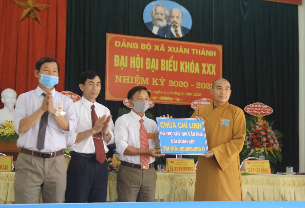 Nghệ An: Chùa Chí Linh tặng quà nhân Đại hội Đảng bộ xã Xuân Thành