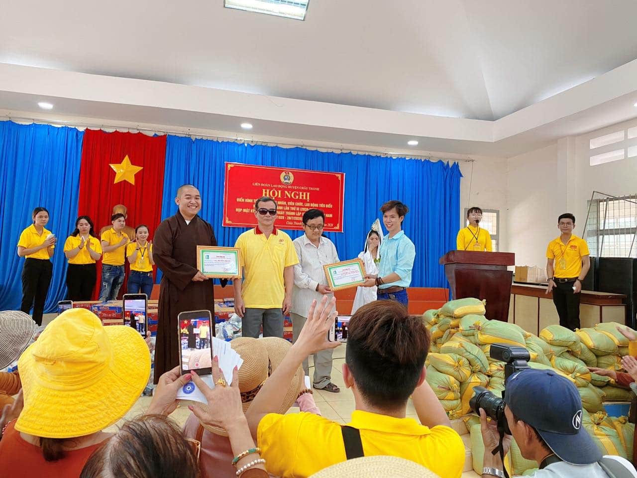 Tiền Giang: Chùa Huyền Trang cùng CLB Hỷ Minh trao tặng quà cho người Khiếm thị và phóng sanh tại H. Châu Thành
