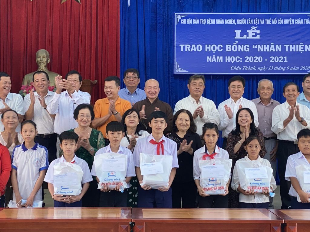 Bến Tre: Trao học bổng “Nhân Thiện” và chương trình “Nâng Bước Đến Trường” niên học 2020-2021 cho các em học sinh huyện Châu Thành