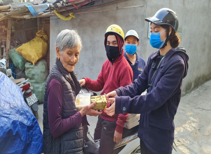Hà Nội:Tặng bánh chưng tại xóm nghèo gầm cầu Long Biên tránh dịch Covid-19
