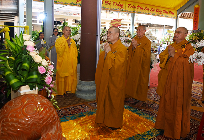 Quảng Nam: Ban Hoằng pháp Trung ương – Ban Hướng dẫn Phật tử TƯ viếng tang lễ cố Đại lão Hòa thượng Thích Thiện Duyên