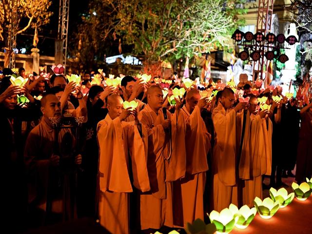 Hà Nội: Chương trình giao lưu văn nghệ và thắp nến  hoa đăng tại chùa Duệ Tú