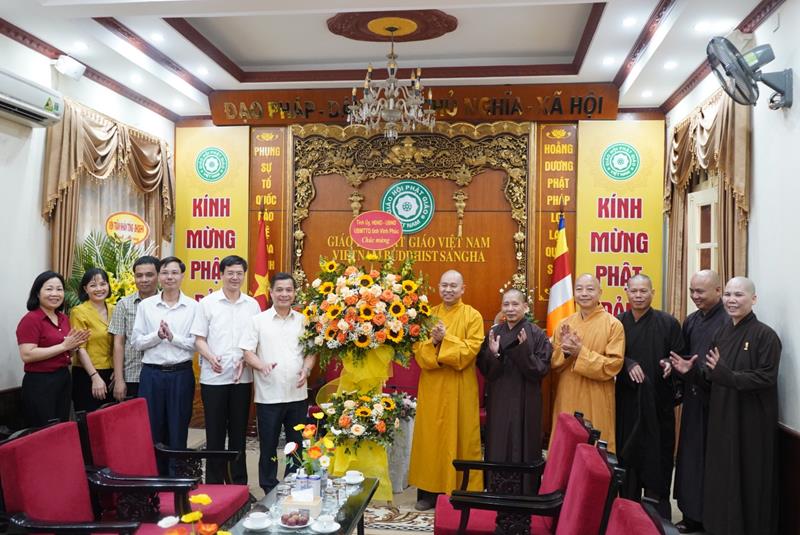Hà Nội: Phái đoàn Viện Trần Nhân Tông và UBND tỉnh Vĩnh Phúc chúc mừng Phật đản TƯ GHGVN