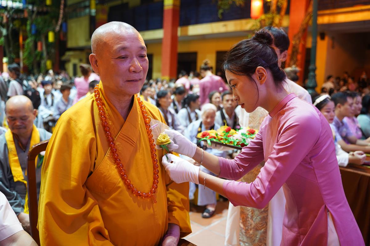 Hà Nội: Hơn 2000 Phật tử tham dự Đêm Vu Lan Báo Hiếu PL.2567 tại chùa Bằng
