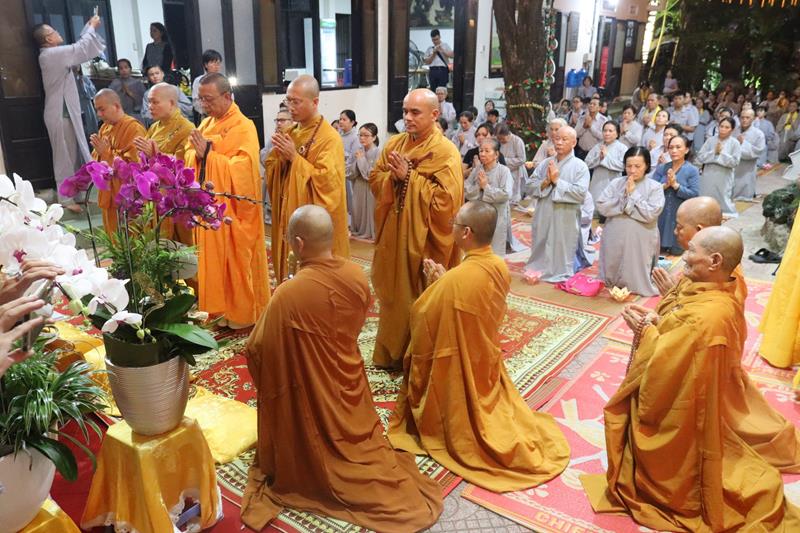 Nha Trang: Lễ tụng kinh Di giáo và đốt nến tri ân nhân huý nhựt Hoà thượng Thích Trí Viên, trụ trì chùa Kỳ Viên Trung Nghĩa