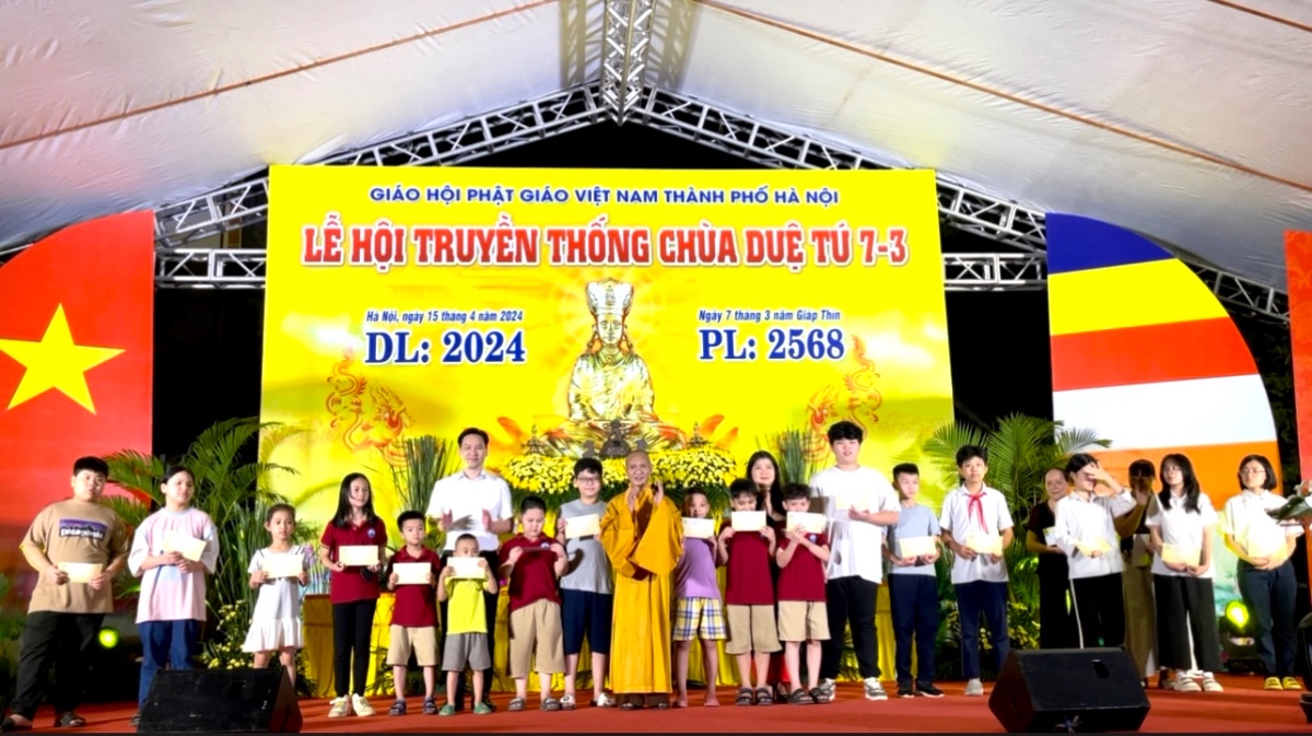 Hà Nội: Chương trình giao lưu văn nghệ và thắp nến hoa đăng tại chùa Duệ Tú 2024
